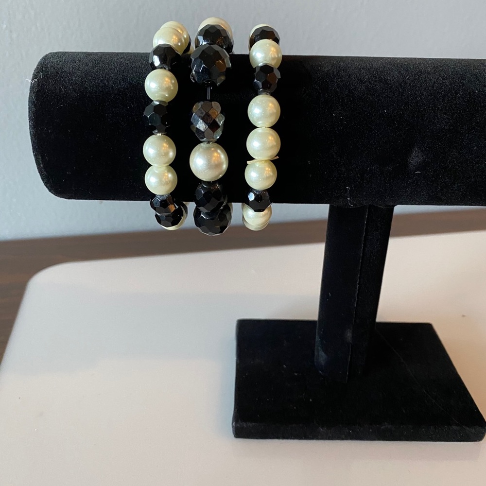 Set of bracelets.